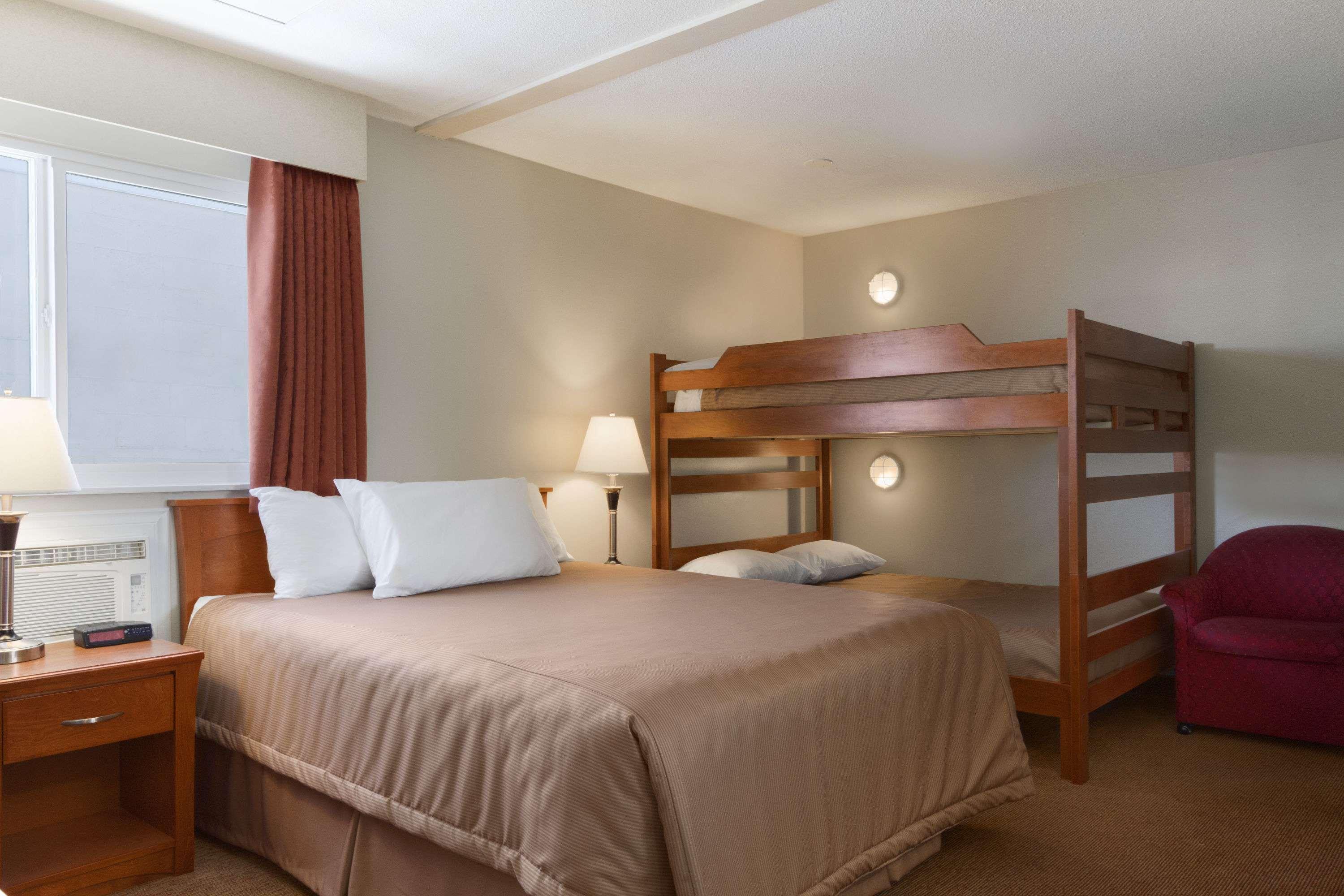 Travelodge By Wyndham Λάνγκλεϊ Εξωτερικό φωτογραφία