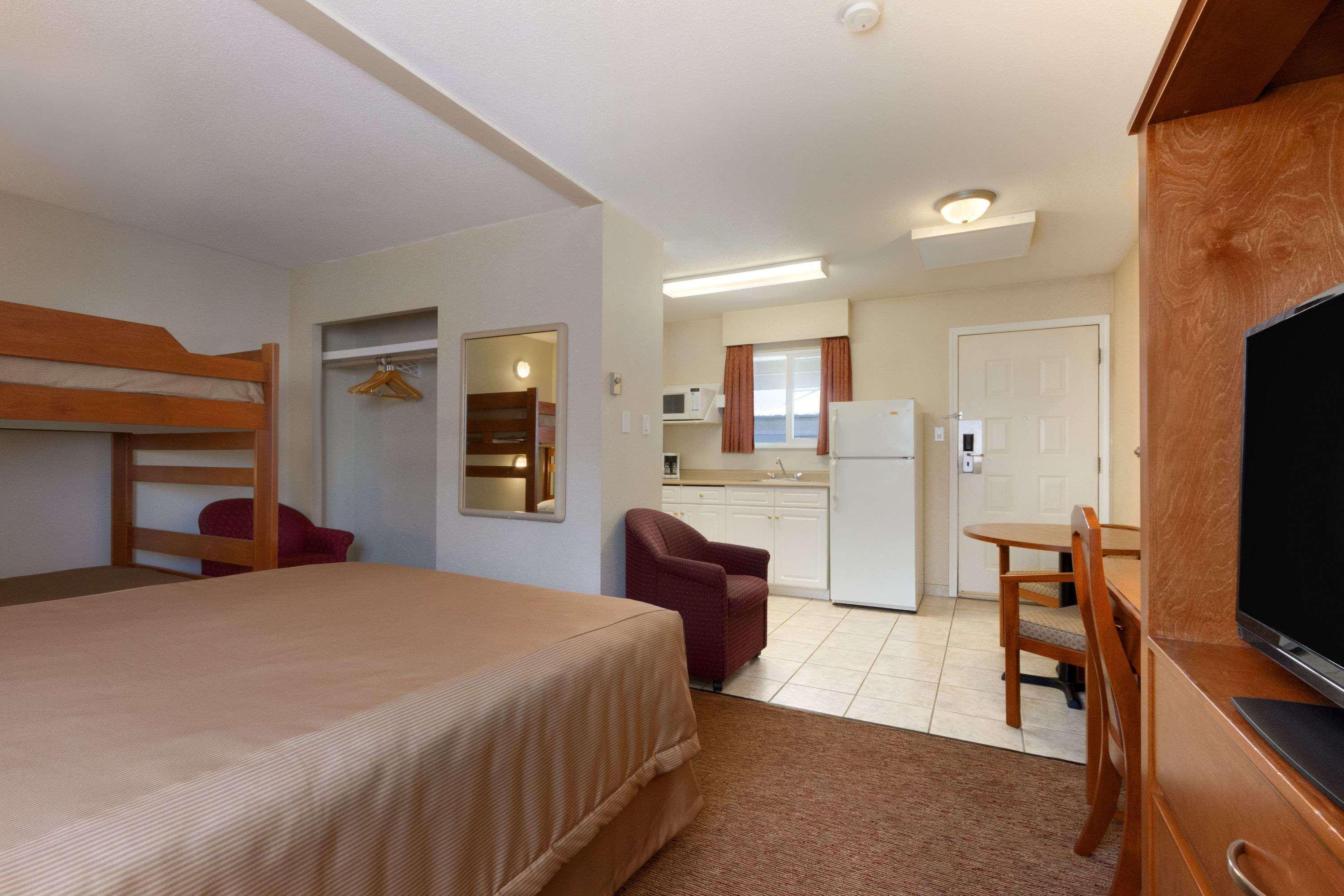 Travelodge By Wyndham Λάνγκλεϊ Εξωτερικό φωτογραφία