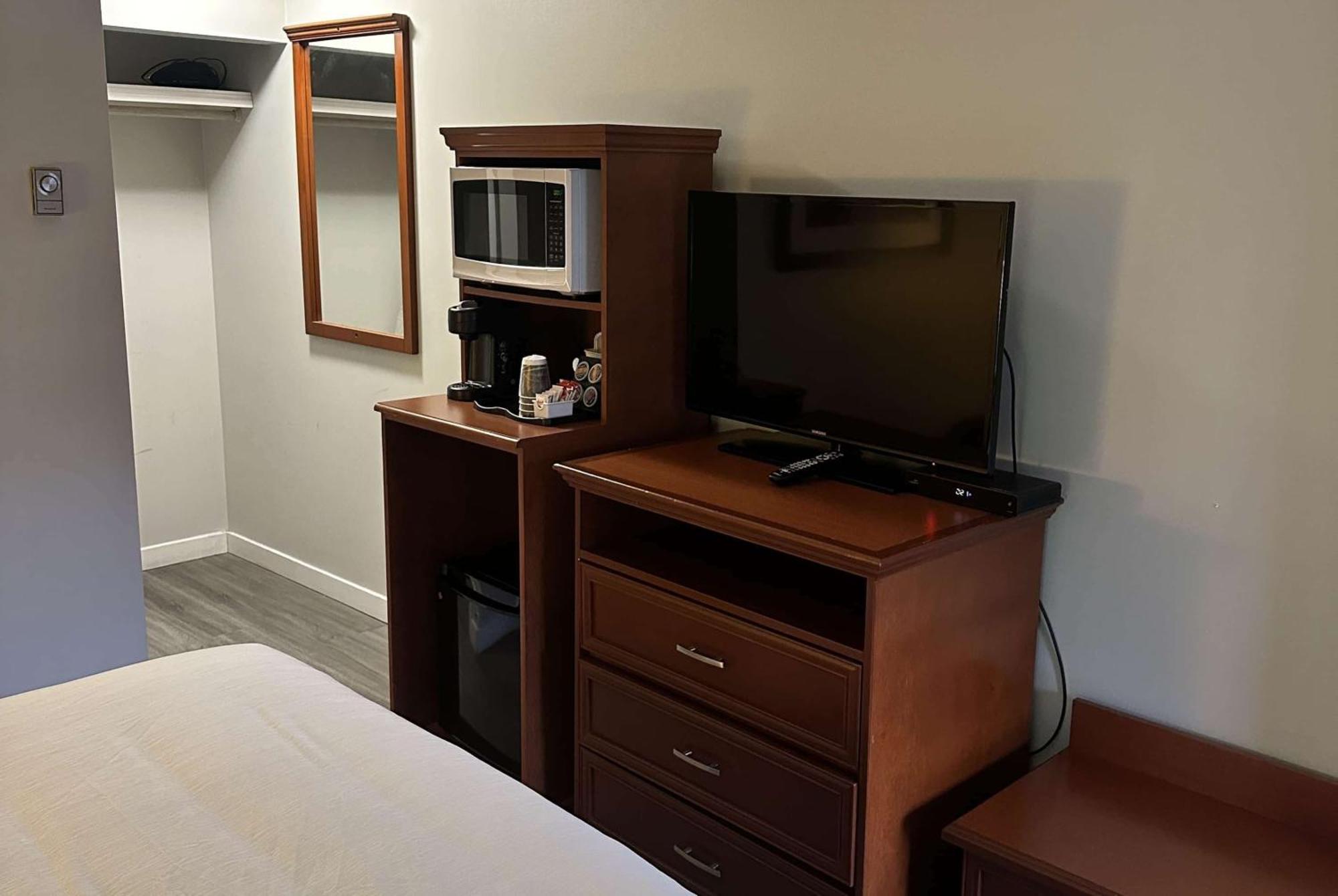 Travelodge By Wyndham Λάνγκλεϊ Εξωτερικό φωτογραφία